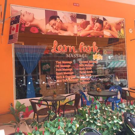 Larn Park Resortel Patong Esterno foto
