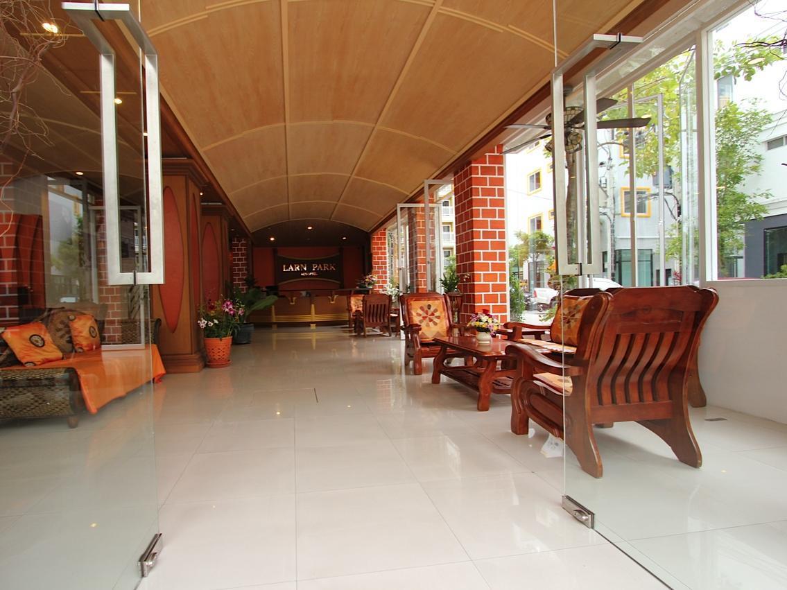 Larn Park Resortel Patong Esterno foto