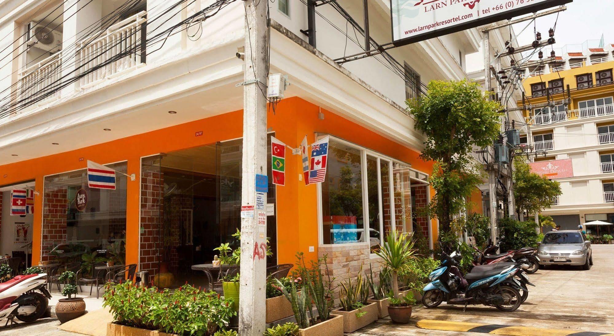 Larn Park Resortel Patong Esterno foto
