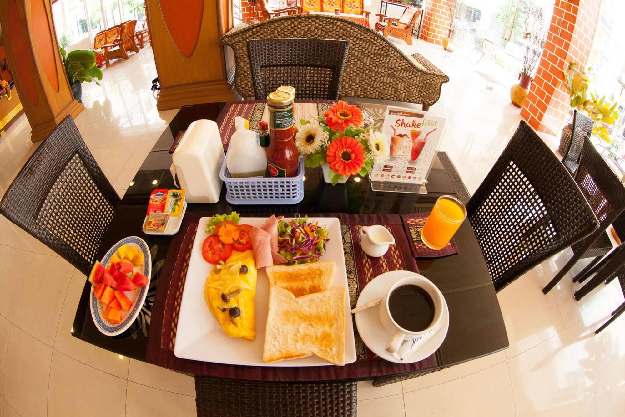 Larn Park Resortel Patong Esterno foto