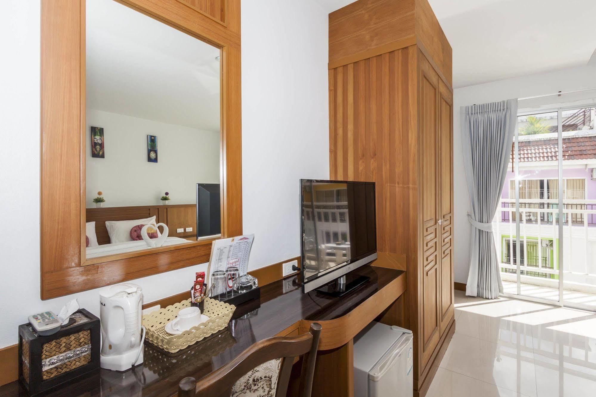 Larn Park Resortel Patong Esterno foto