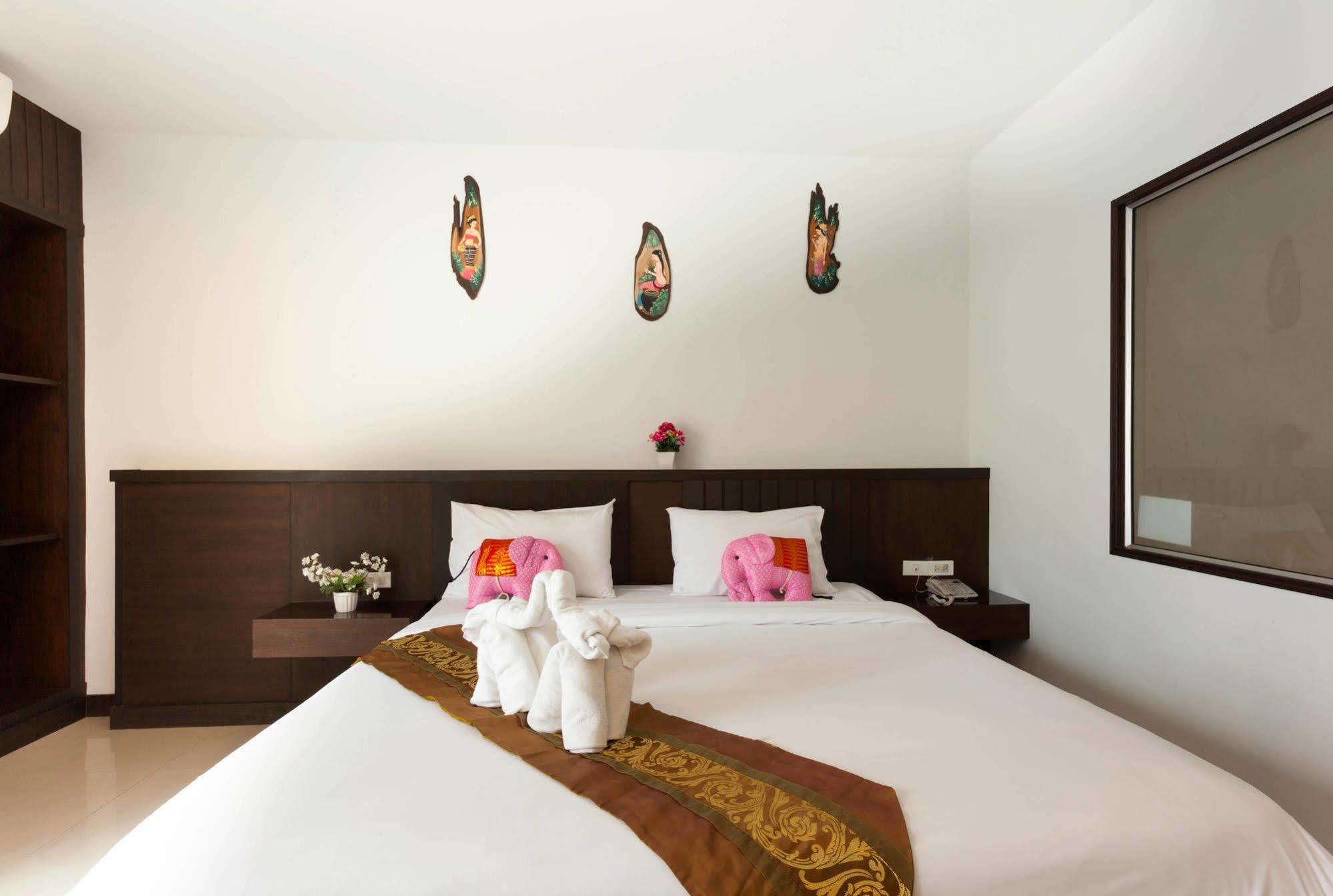 Larn Park Resortel Patong Esterno foto