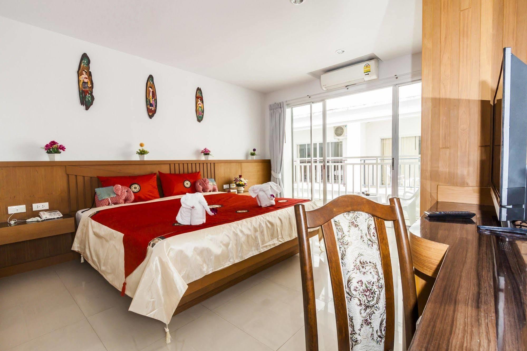 Larn Park Resortel Patong Esterno foto
