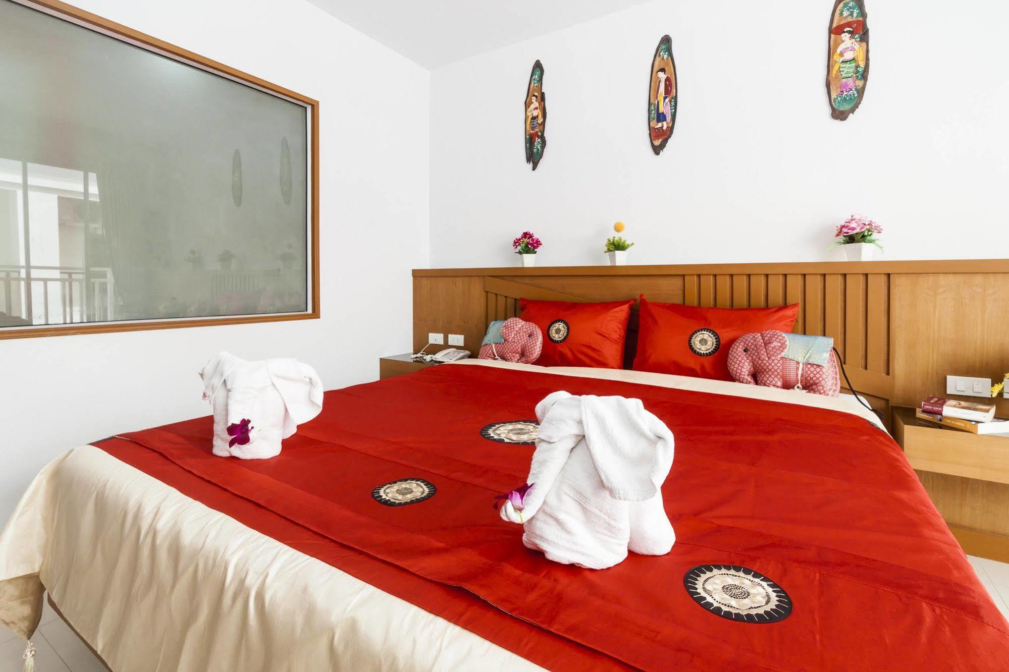 Larn Park Resortel Patong Esterno foto