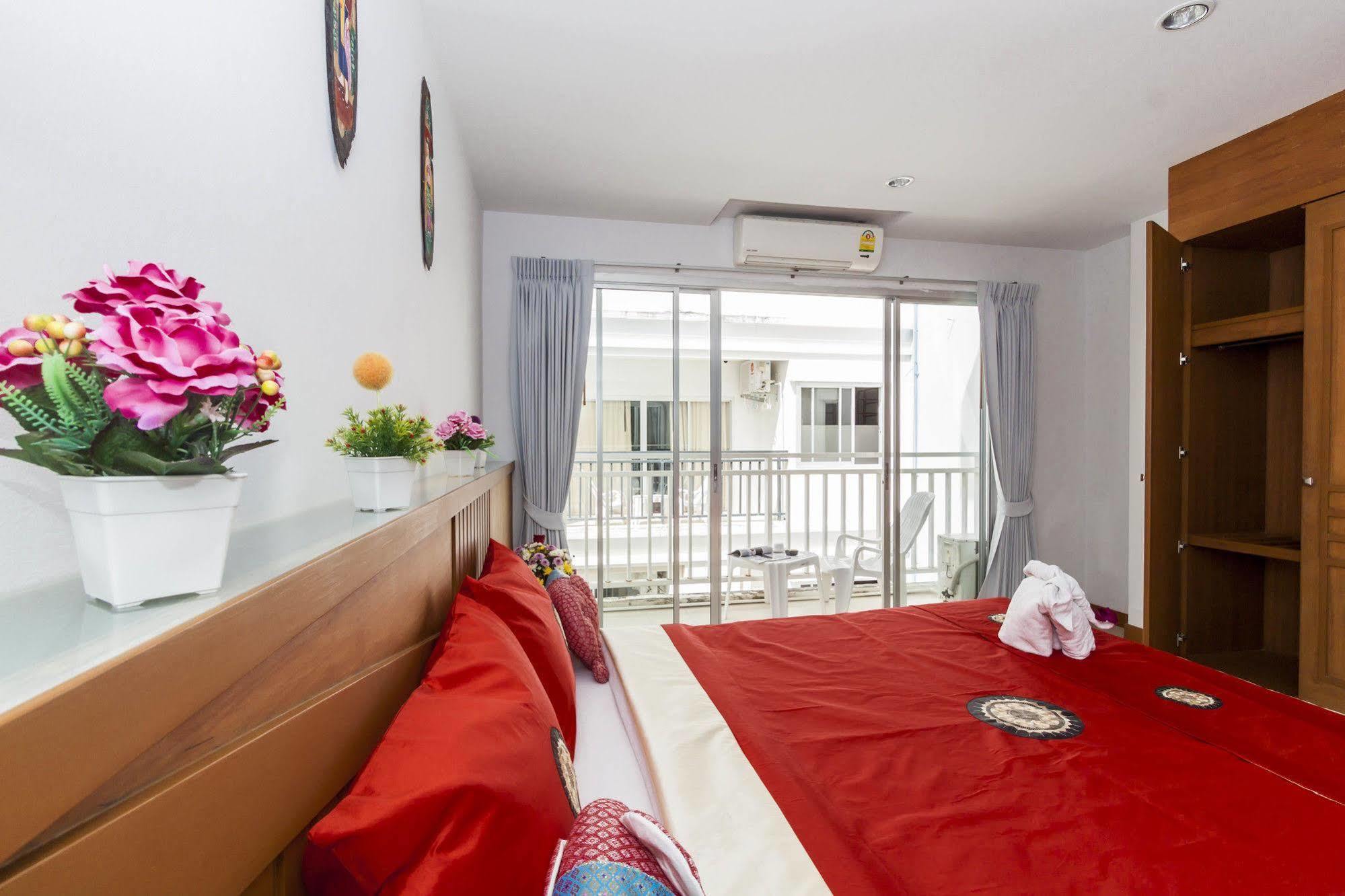Larn Park Resortel Patong Esterno foto