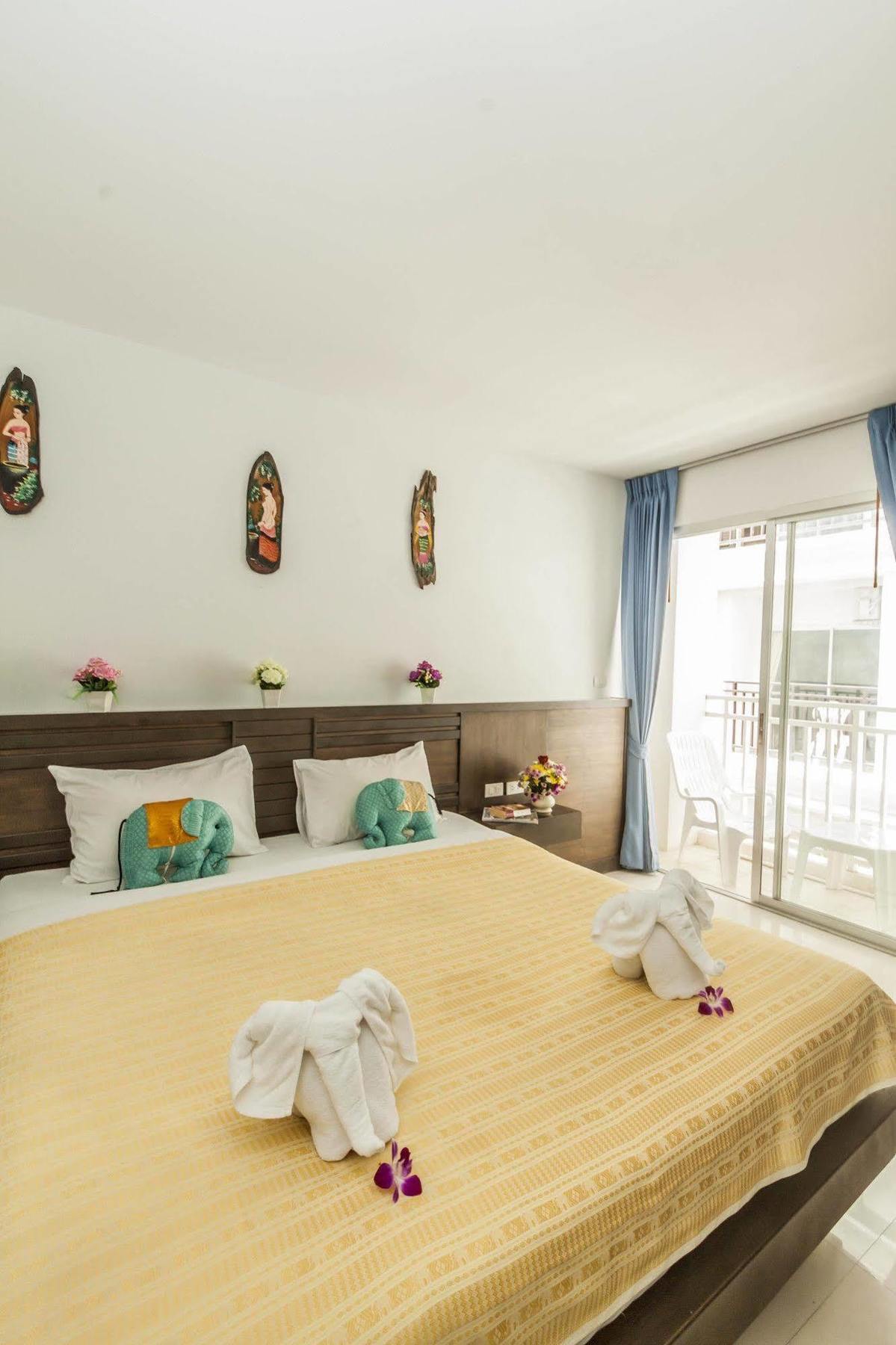 Larn Park Resortel Patong Esterno foto