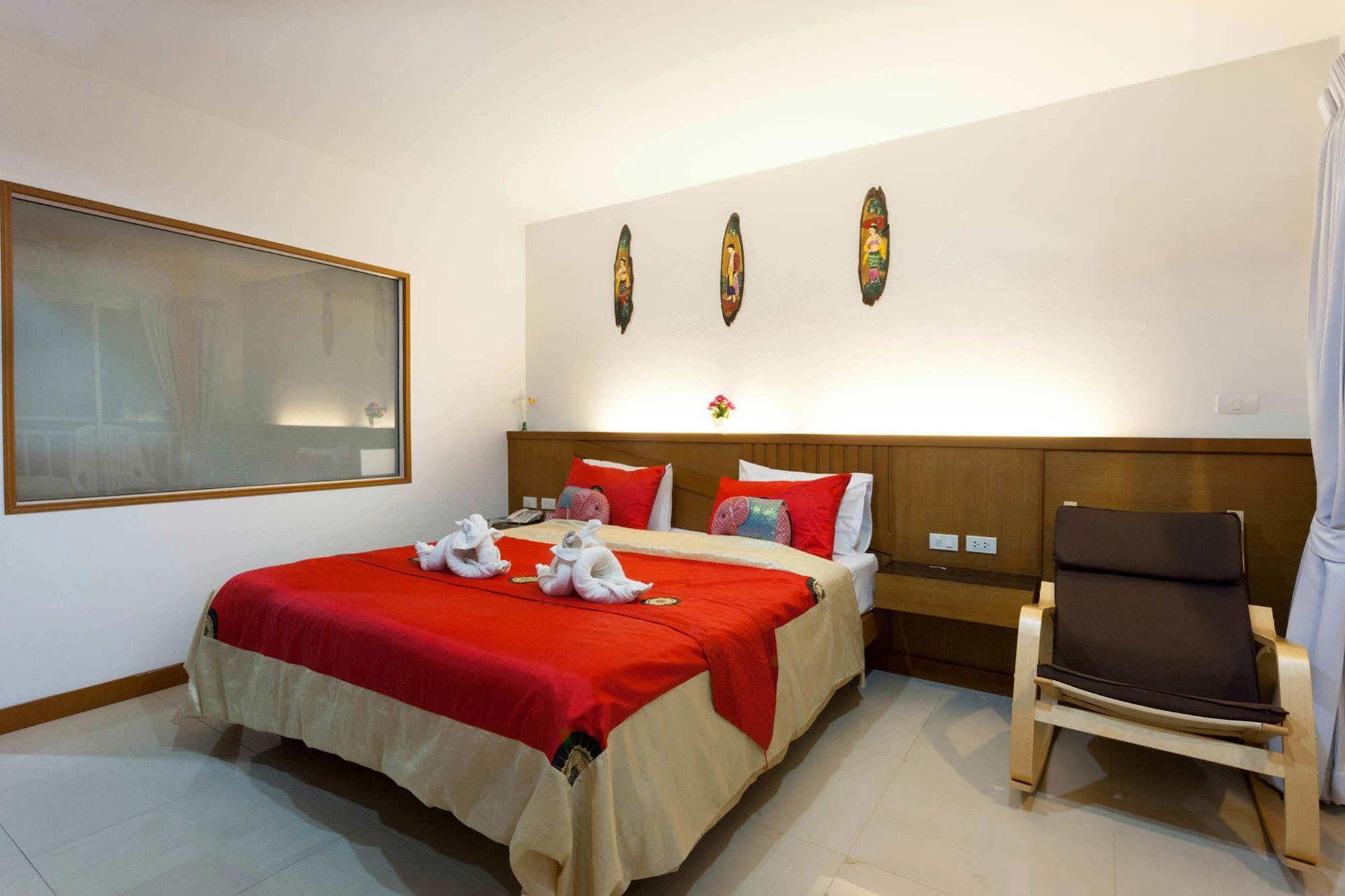 Larn Park Resortel Patong Esterno foto