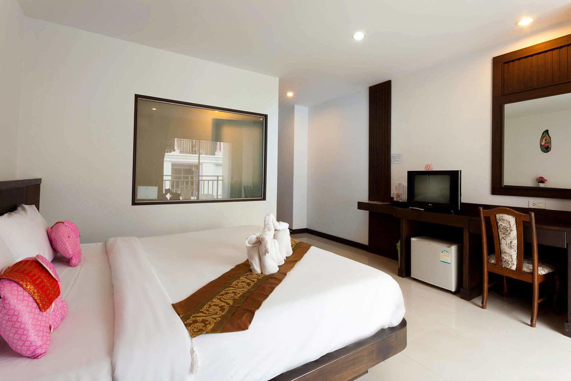 Larn Park Resortel Patong Esterno foto