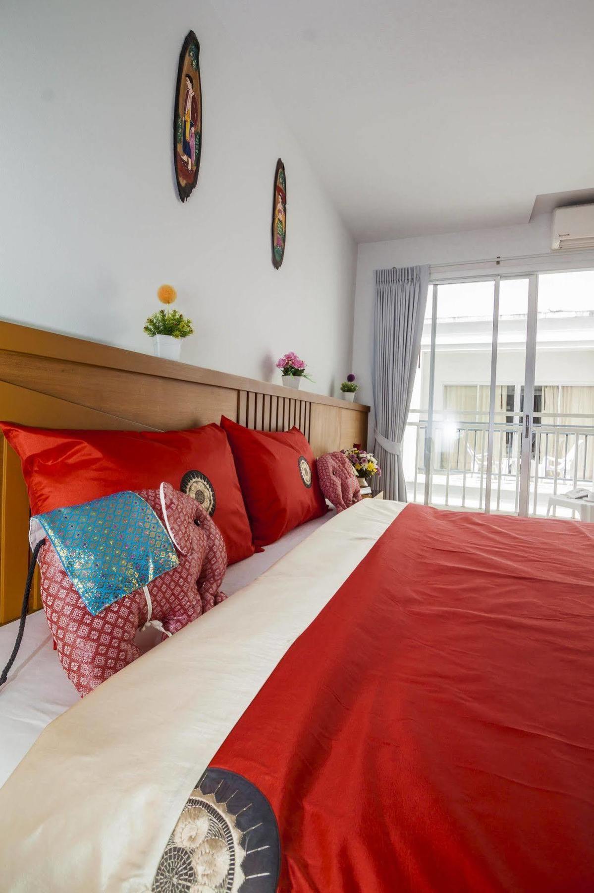 Larn Park Resortel Patong Esterno foto