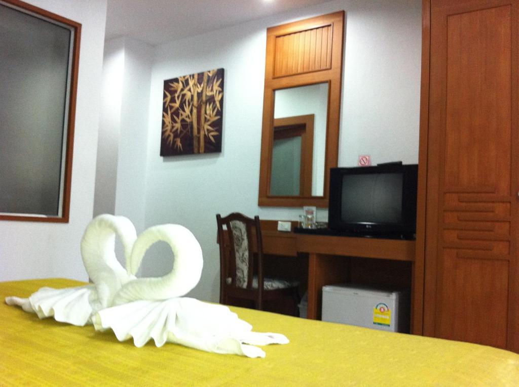 Larn Park Resortel Patong Esterno foto